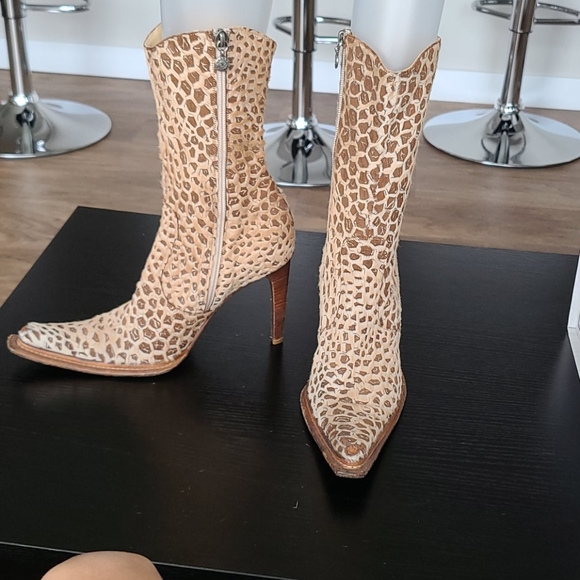 Boots - Picture 2 of 7